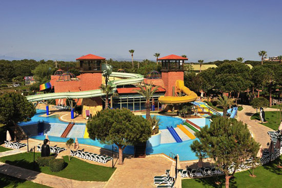 Außenpoolanlage mit Wasserrutschen des Hotels Gloria Golf Resort in Belek