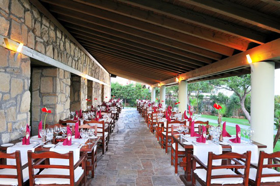 Restaurant mit Speisemöglichkeit auf der Terrasse des Hotels Gloria Verde Resort