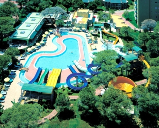 Außenpoolanlage mit Wasserrutschen des Hotels Maritime Pine Beach Resort