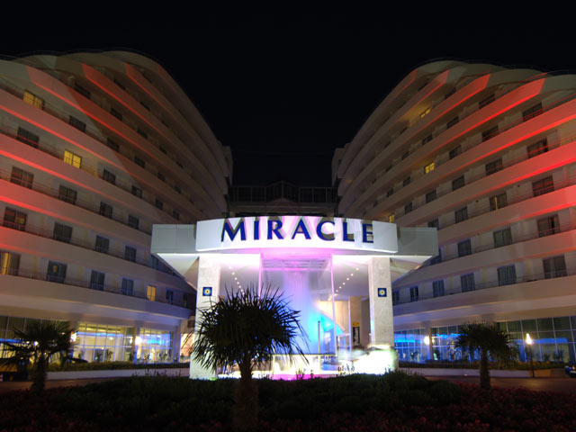 Haupteingang des Hotel Miracle Resort in Lara/Aksu