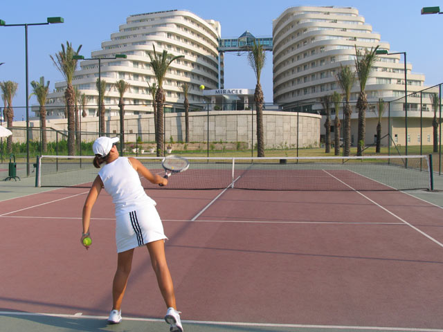 Hauseigener Tennisplatz des Hotel Miracle Resort in Lara/Aksu