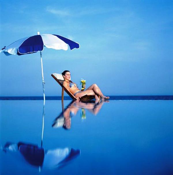 Entspannung am Wasser mit Liegestühlen und Sonnenschirmen des Hotels Asteria in Belek