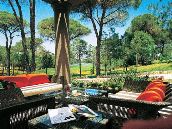 Sitzgelegenheiten im Außenbereich des Hotels Cornelia Diamond Golf Resort Spa