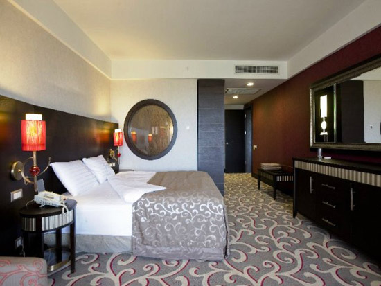 Stilvolle Einrichtung der Zimmer im Hotel Cornelia Diamond Golf Resort Spa