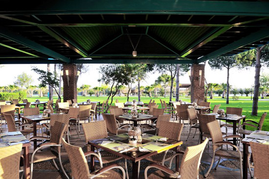 Speisemöglichkeit im Außenbereich des Hotels Gloria Golf Resort in Belek