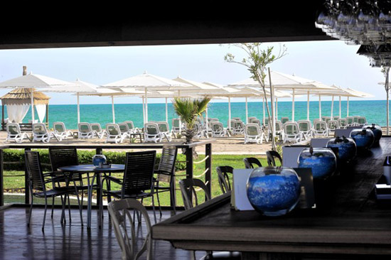 Speisemöglichkeit auf der Terrasse im Hotel Gloria Golf Resort in Belek