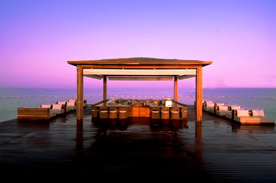 Bar und Sitzmöglichkeiten direkt auf dem Meer des Hotels Gloria Serenity