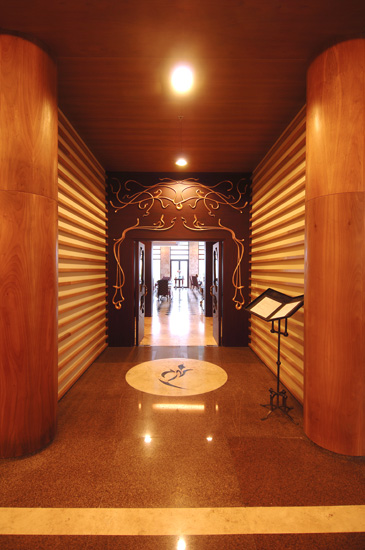 Eingang des Restaurants des Hotels Gloria Serenity