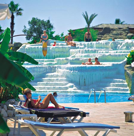 Liegestühle am Pool des Hotels Limak Arcadia in Belek