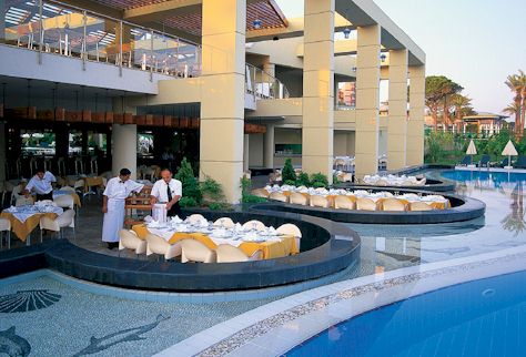 Terrasse direkt am Pool des Hotels Limak Atlantis