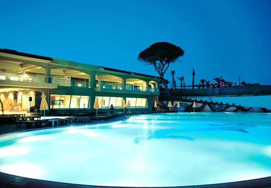 Außenpoolanlage des Hotels Maritime Pine Beach Resort