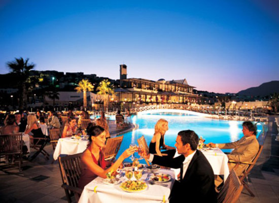 Speisen direkt am Pool des Hotels Bodrum Resort WOW in Bodrum