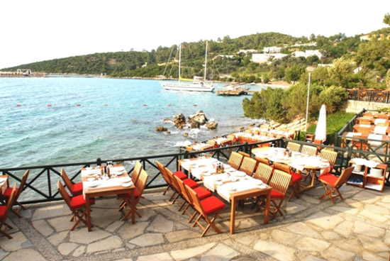 Terrasse mit Blick auf das Meer des Hotels Rixos Premium Bodrum
