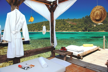 Sonnengeschützter Entspannungsbereich direkt am Meer des Hotels Rixos Premium Bodrum