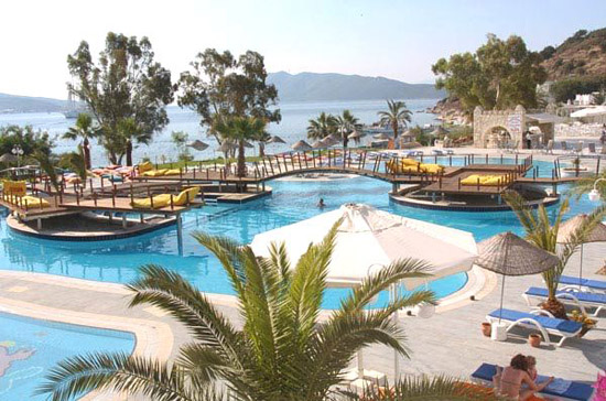 Poolanlage des Hotels Salmakis Beach Resort Spa in Bodrum