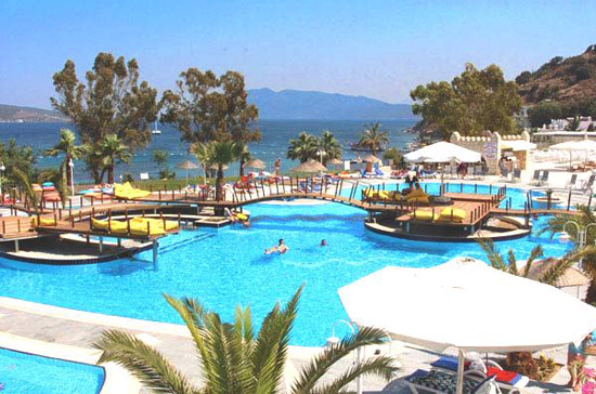 Poolanlage des Hotels Salmakis Beach Resort Spa in Bodrum