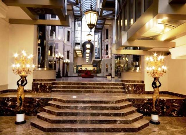 Eingangshalle des Hotels Crown Plaza Old City in Istanbul