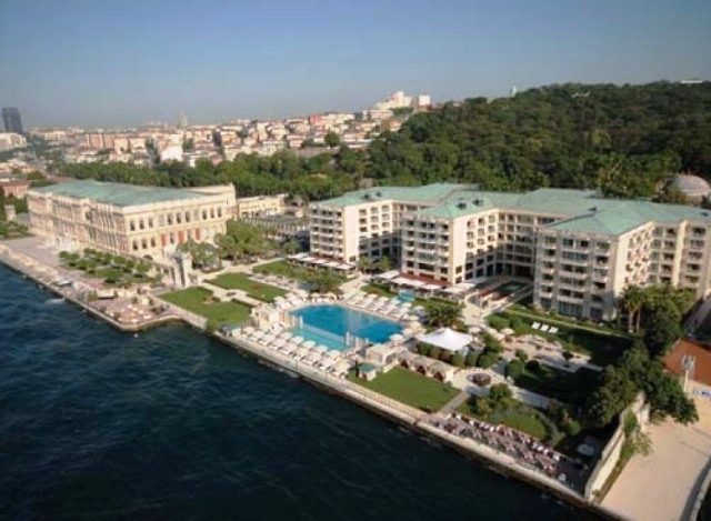 Außenansicht des Hotels Kempinski Ciragan Palace in Istanbul
