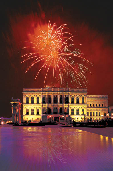 Feuerwerk über dem Hotel Kempinski Ciragan Palace in Istanbul