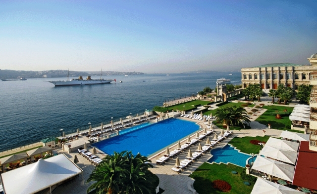 Außenanlage des Hotels Kempinski Ciragan Palace dirket am Meer in Istanbul