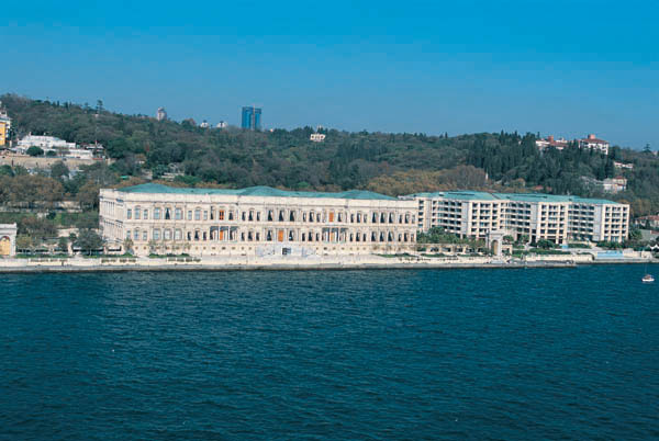 Gesamtansicht des Hotels Kempinski Ciragan Palace in Istanbul