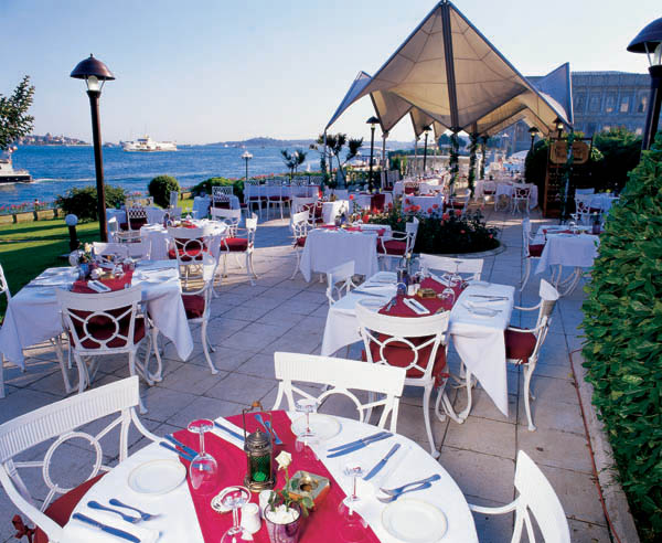 Terrasse des Hotels Kempinski Ciragan Palace in unmittelbarer Nähe zum Meer