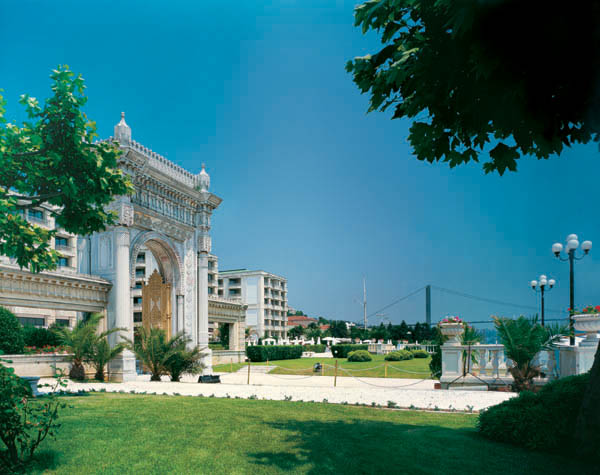 Außenbereich des Hotels Kempinski Ciragan Palace in Istanbul