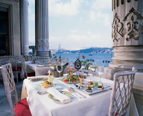 Speisemöglichkeit auf der Terrasse des Hotels Kempinski Ciragan Palace in Istanbul