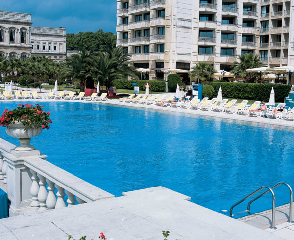 Außenpoolanlage des Hotels Kempinski Ciragan Palace in Istanbul