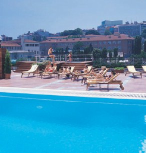 Poolanlage des Hotels Ritz Carlton in Istanbul