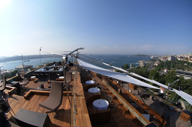 Terrasse des Hotels Swissotel the Bosphorus in Istanbul mit Meerblick