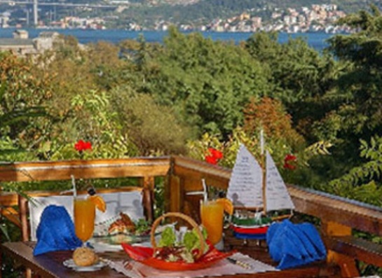 Speisemöglichkeit im Außenbereich des Hotels Swissotel the Bosphorus in Istanbul