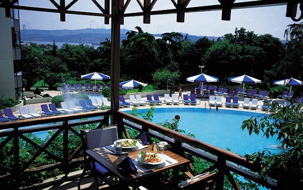 Terrasse des Hotels Swissotel the Bosphorus in Istanbul mit Blick auf den Pool