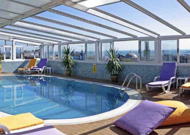 Pool des Hotels Zuerich in Istanbul
