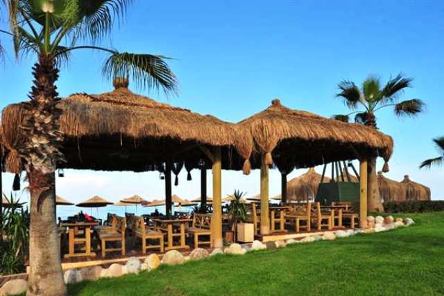 Sonnengeschützte Sitzgelegenheiten des Hotels Paloma Renaissance Resort in Kemer