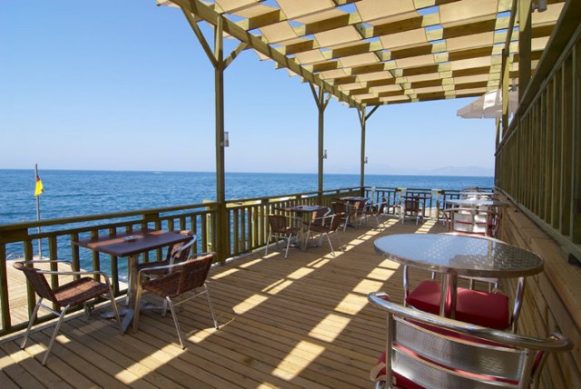 Terrasse mit Speisemöglichkeit des Hotels Charisma Deluxe