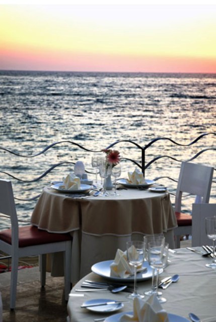 Speisemöglichkeit direkt am Meer des Hotels Charisma Deluxe