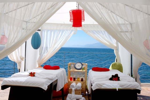 Entspannungsmöglichkeit direkt am Meer des Hotels Charisma Deluxe