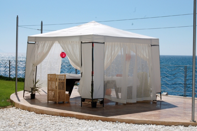 Terrasse mit Wind- und Sonnenschutz des Hotels Charisma Deluxe