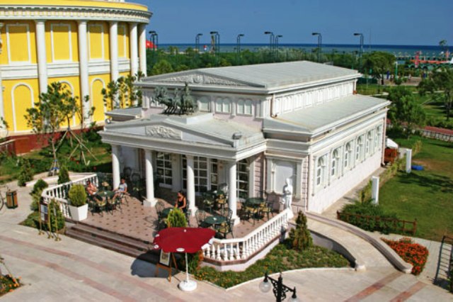 Hauseigenes Café des Hotel Kremlin Palace WOW in Lara/Aksu