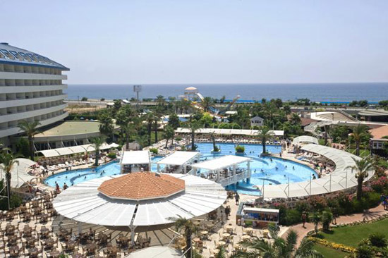Aussen Pool/Terrasse des Hotel Crystal Admiral Resort in Side