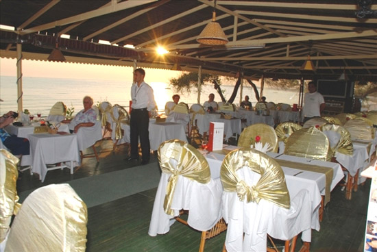 Speisen bei Sonnenuntergang auf der Terrasse des Hotel Nova Beach in Side